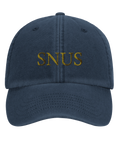 Blå keps med texten "SNUS" i guldfärgade bokstäver på framsidan.