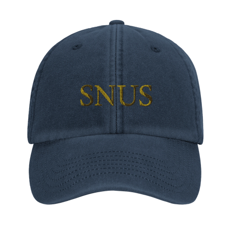 Blå keps med texten "SNUS" i guldfärgade bokstäver på framsidan.