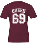 Vit text "QUEEN 69" med dubbel kontur på mörkröd t-shirt, sportig collegestil.