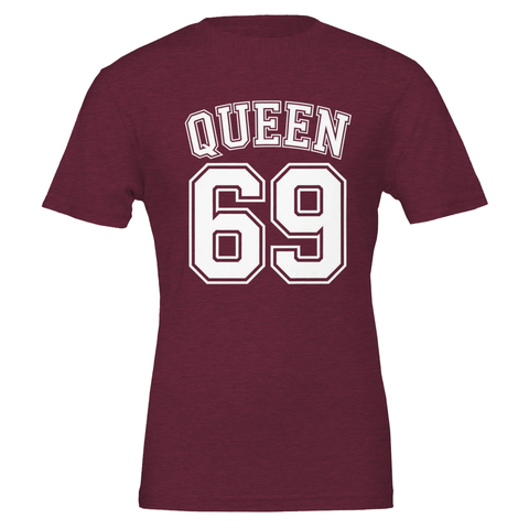 Vit text "QUEEN 69" med dubbel kontur på mörkröd t-shirt, sportig collegestil.