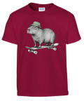 Vinröd barn-t-shirt med en kapybara i grön mössa på skateboard.
