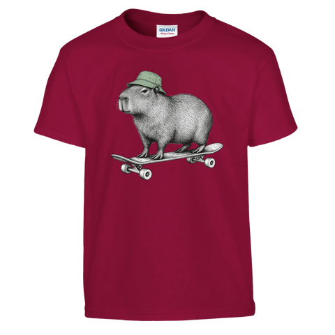 Vinröd barn-t-shirt med en kapybara i grön mössa på skateboard.