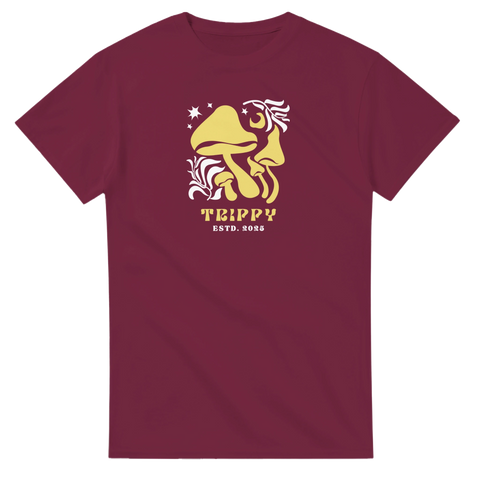 Psykedelisk illustration med svampar och texten Trippy på vinröd t-shirt