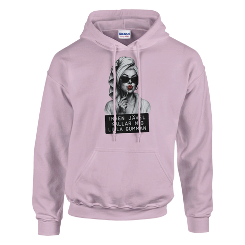 Marilyn Monroe-inspirerad kvinna med solglasögon, rött läppstift, text "Ingen jävel kallar mig lilla gumman" på ljuslila h...