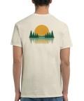Grafiskt ryggtryck med vildmarkstema och gyllene sol på krämvit t-shirt