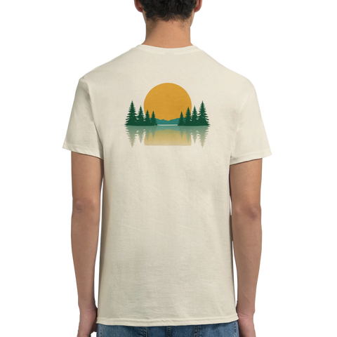 Grafiskt ryggtryck med vildmarkstema och gyllene sol på krämvit t-shirt
