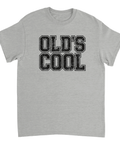 Old's Cool" texttryck i sliten retrostil på grå t-shirt.