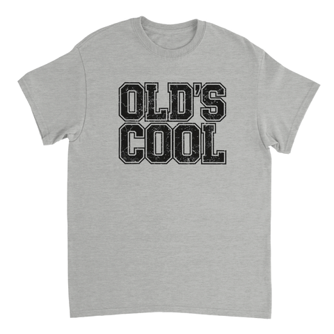Old's Cool" texttryck i sliten retrostil på grå t-shirt.
