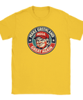 Satirisk "Make Greenland Great Again" logga med Donald Trump-liknande figur på gul t-shirt.
