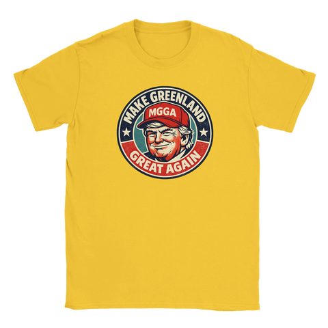 Satirisk "Make Greenland Great Again" logga med Donald Trump-liknande figur på gul t-shirt.