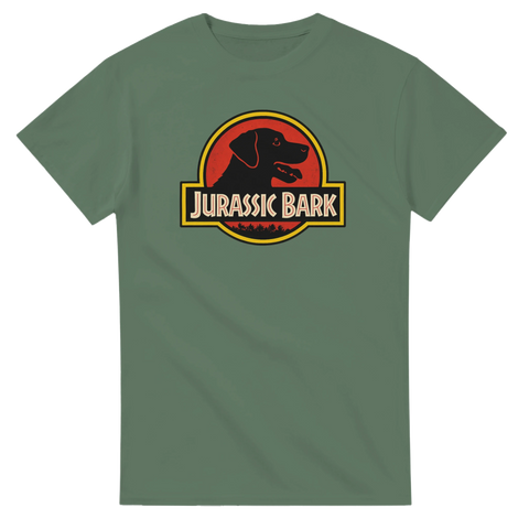 Jurassic Bark logga med svart hundprofil i röd cirkel, text "Jurassic Bark" på olivgrön t-shirt.