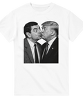 Absurd illustration av Mr. Bean och Trump i en kyss på vit t-shirt