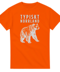 Vandringsbjörn och texten "Typiskt Norrland" i vitt på en orange t-shirt.