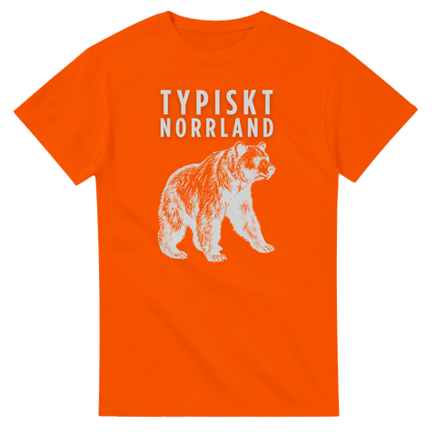 Vandringsbjörn och texten "Typiskt Norrland" i vitt på en orange t-shirt.