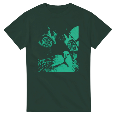 Streetwear-design med en stirrande katt i neonstil på mörkgrön t-shirt