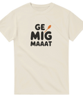 Design med texten 'GE MIG MAAAT' och sked på krämvit t-shirt.