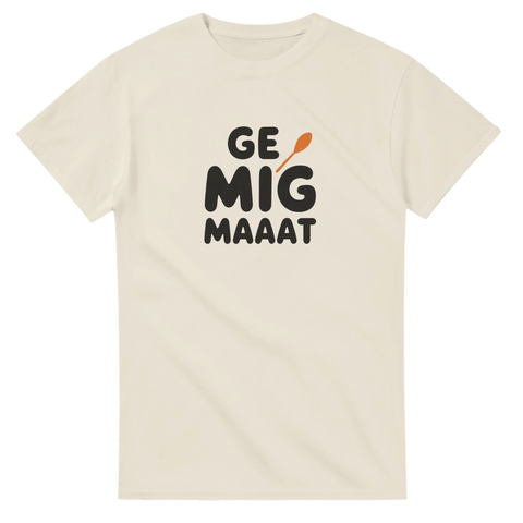 Design med texten 'GE MIG MAAAT' och sked på krämvit t-shirt.