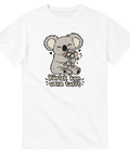 Vit t-shirt med en koala som kramar en mus och texten Kärlek kan vara tufft.