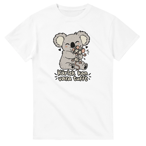 Vit t-shirt med en koala som kramar en mus och texten Kärlek kan vara tufft.