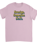 Retro text "Sverige. Semester. Soft." i gult med blå skuggor på rosa t-shirt.