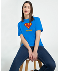 Superman-parodi med rött M-emblem och texten "MAMMA" på blå dam-T-shirt.