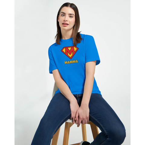Superman-parodi med rött M-emblem och texten "MAMMA" på blå dam-T-shirt.