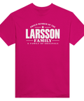Ceriserosa t-shirt med texten Larsson – A Family of Originals