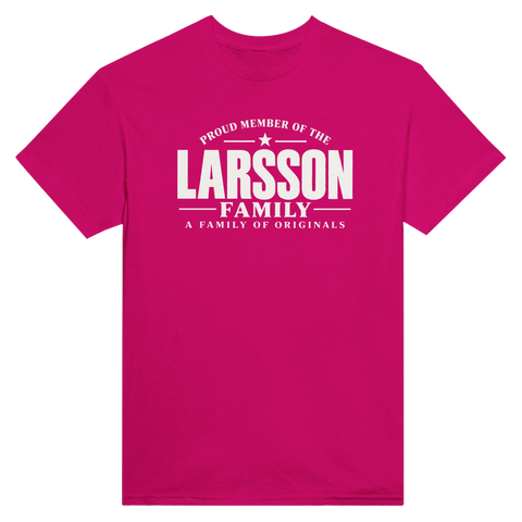 Ceriserosa t-shirt med texten Larsson – A Family of Originals
