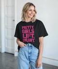 Pretty Girls Lift Heavy" tryck i rosa på svart t-shirt.