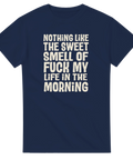 Typografiskt retro citat-tryck om morgontrötthet på en marinblå t-shirt