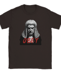 Provokativ t-shirt med mörkbrun bas och satirisk domarillustration