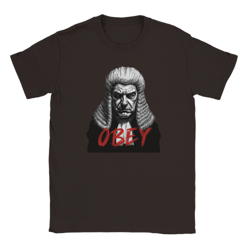 Provokativ t-shirt med mörkbrun bas och satirisk domarillustration