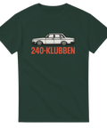 Mörkgrön T-shirt med texten 240-Klubben och en tecknad Volvo 240 i vit färg – för bilentusiaster och Volvo-älskare