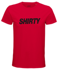 Svart, sliten "SHIRTY" logotyp på röd premium herr-t-shirt i streetwear-stil.