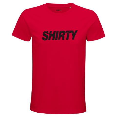 Svart, sliten "SHIRTY" logotyp på röd premium herr-t-shirt i streetwear-stil.
