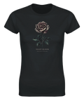 Grafisk illustration av en mörk ros med texten Night Bloom – dam t-shirt