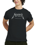 Man bär en svart t-shirt med hårdrocksinspirerat matematik-motiv