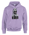 Marilyn Monroe-inspirerad kvinna med solglasögon och texten "Ingen jävel kallar mig lilla gumman" på lila hoodie.