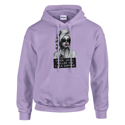 Marilyn Monroe-inspirerad kvinna med solglasögon och texten "Ingen jävel kallar mig lilla gumman" på lila hoodie.