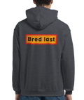 grå hoodie med ryggtryck och texten bred last