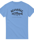 Ljusblå t-shirt med svart tryck av fisk och texten "Regnbåge ONCORHYNCHUS MYKISS".