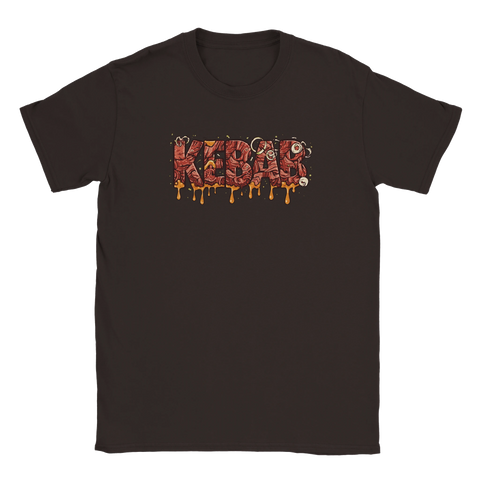 Kebab-text med kött, lök och sås som droppar på mörkbrun t-shirt.