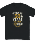  T-shirt med texten "It Took Me 50 Years to Look This Good" och tumme upp-symbol