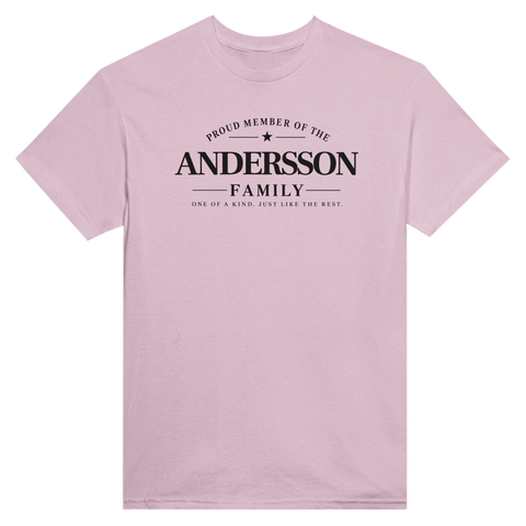 Humoristiskt familjemotiv med stjärna och grafik på en ljusrosa t-shirt
