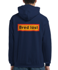 marinblå hoodie med ryggtryck och texten bred last