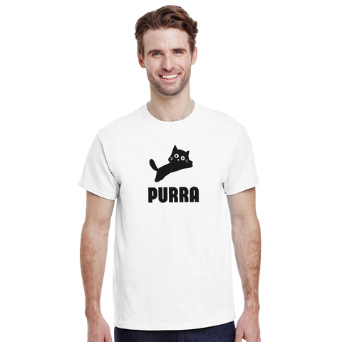 Svart tecknad katt med stora ögon och text "PURRA" på vit t-shirt.