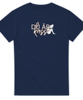 Du är kass" text i koppar/vit med sittande kvinna på marinblå t-shirt.