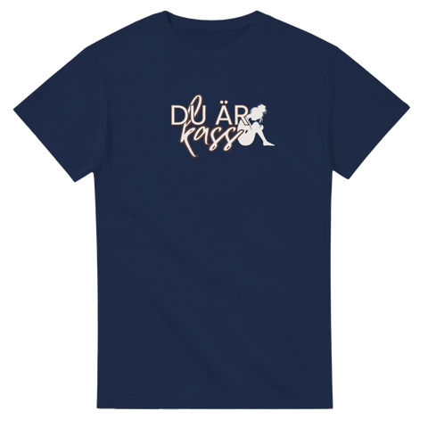Du är kass" text i koppar/vit med sittande kvinna på marinblå t-shirt.