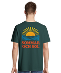 Grafisk design av vågor och solstrålar – somrig t-shirt i mörkgrön nyans