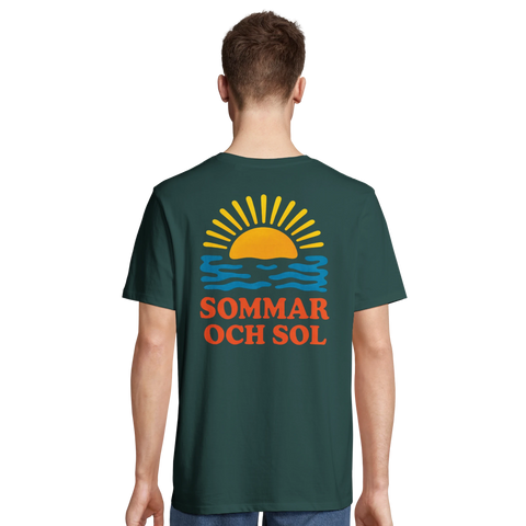 Grafisk design av vågor och solstrålar – somrig t-shirt i mörkgrön nyans